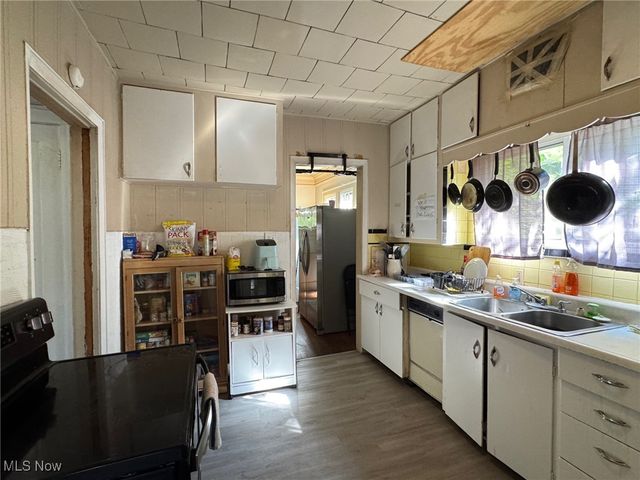 1066 Emma Avenue, Akron, OH 44302