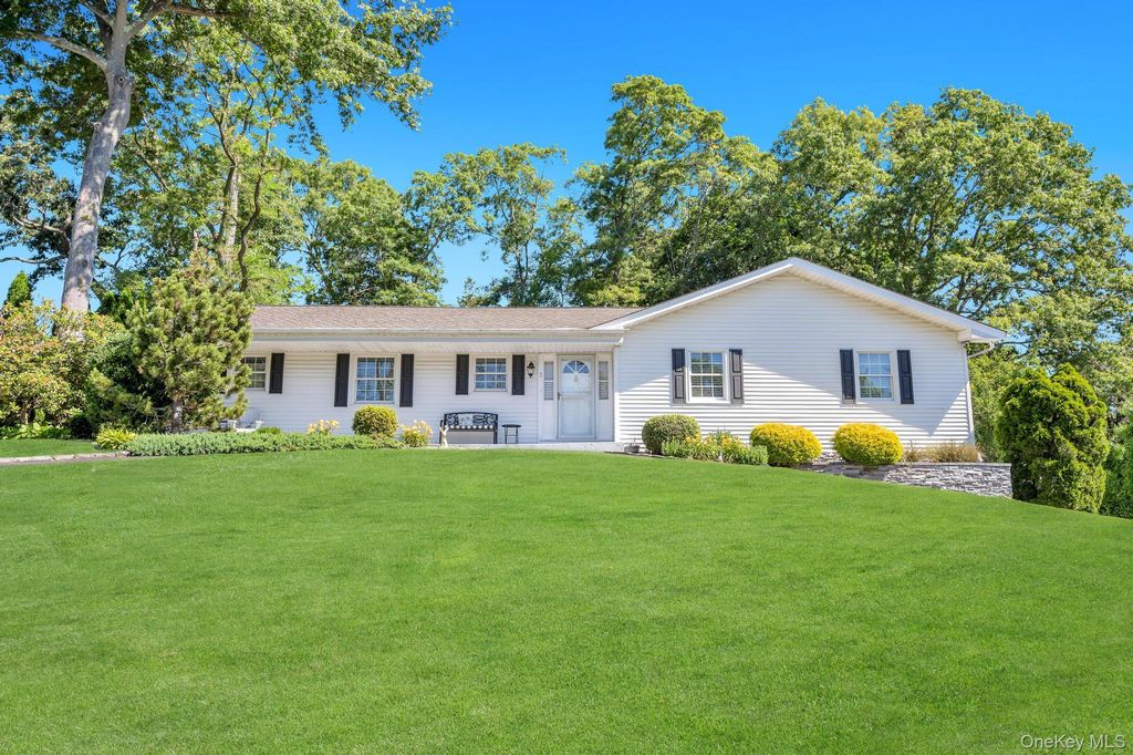 3 Laura Court, Nesconset, NY 11767
