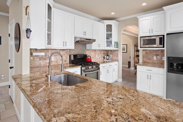 230 Clear Ridge Dr, Healdsburg, CA 95448