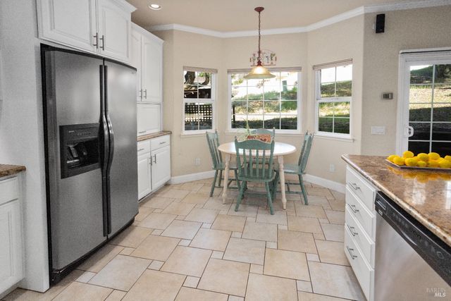 230 Clear Ridge Dr, Healdsburg, CA 95448