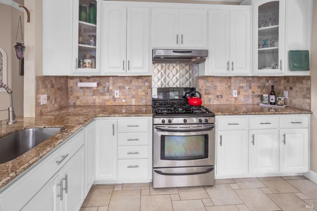 230 Clear Ridge Dr, Healdsburg, CA 95448