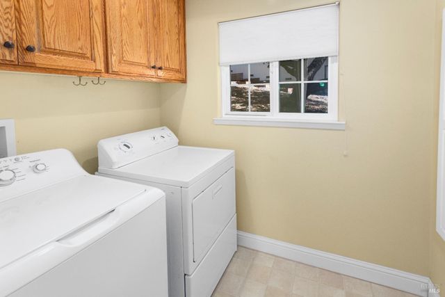 230 Clear Ridge Dr, Healdsburg, CA 95448