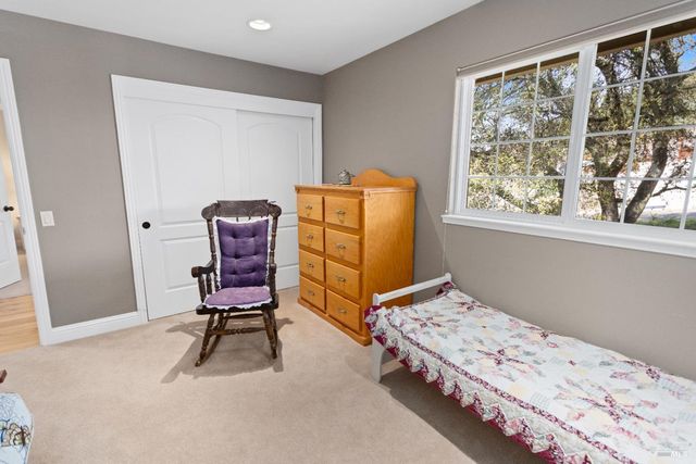 230 Clear Ridge Dr, Healdsburg, CA 95448