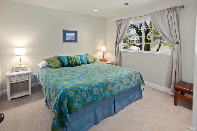 230 Clear Ridge Dr, Healdsburg, CA 95448