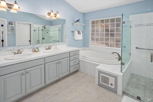 230 Clear Ridge Dr, Healdsburg, CA 95448