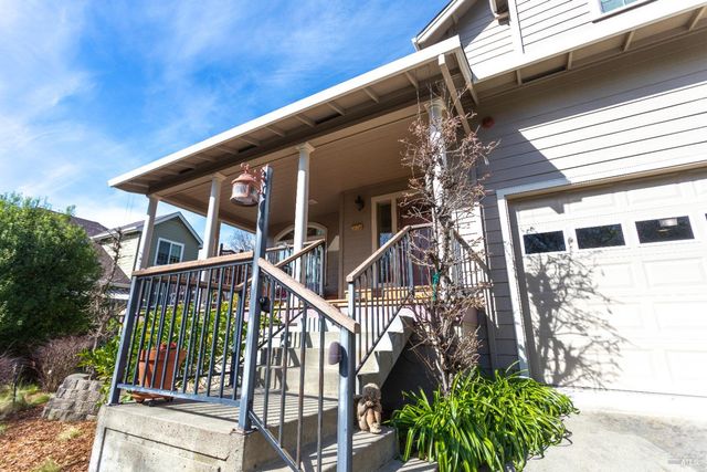 230 Clear Ridge Dr, Healdsburg, CA 95448