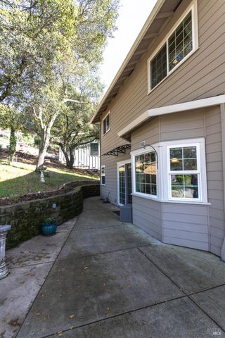 230 Clear Ridge Dr, Healdsburg, CA 95448