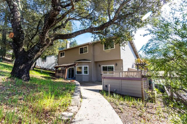 230 Clear Ridge Dr, Healdsburg, CA 95448