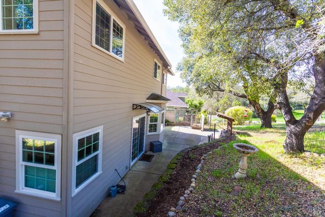 230 Clear Ridge Dr, Healdsburg, CA 95448