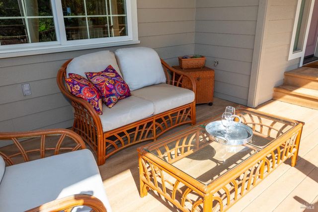 230 Clear Ridge Dr, Healdsburg, CA 95448