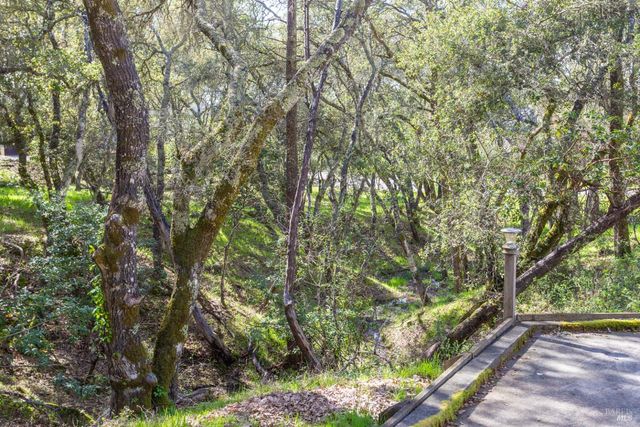 230 Clear Ridge Dr, Healdsburg, CA 95448