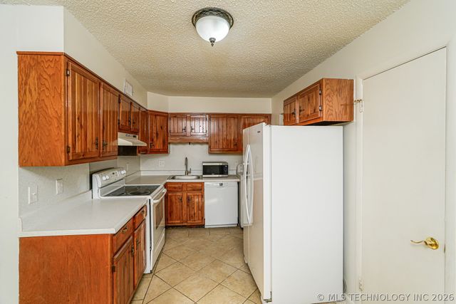 44 S 200th East Avenue, Tulsa, OK 74108