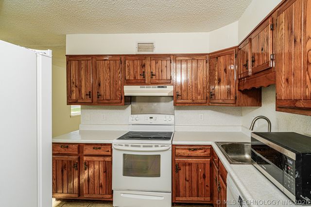 44 S 200th East Avenue, Tulsa, OK 74108