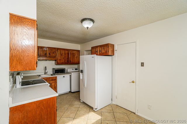 44 S 200th East Avenue, Tulsa, OK 74108