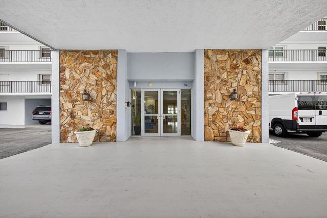 3040 Lake Shore Drive, Riviera Beach, FL 33404