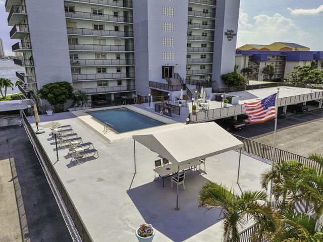 3040 Lake Shore Drive, Riviera Beach, FL 33404