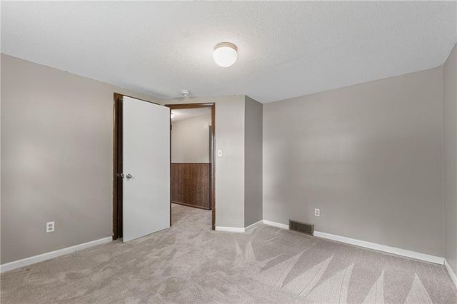 5924 NW Creekview Drive, Parkville, MO 64152