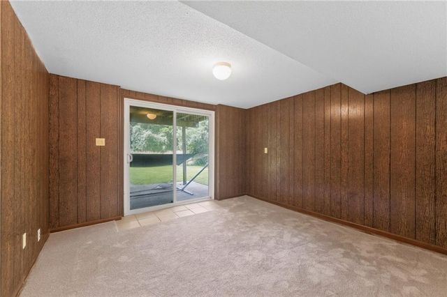 5924 NW Creekview Drive, Parkville, MO 64152