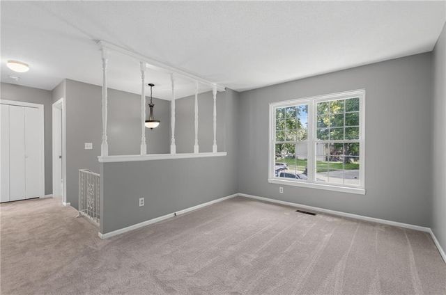 5924 NW Creekview Drive, Parkville, MO 64152