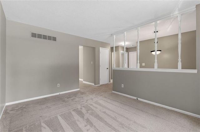 5924 NW Creekview Drive, Parkville, MO 64152
