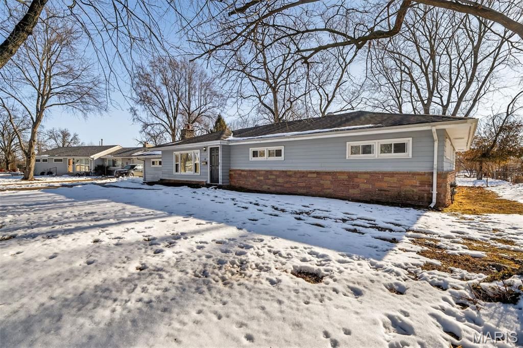 14 Kenwood Drive, Hazelwood, MO 63042