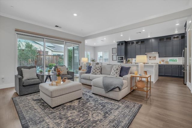 701 Victoria Dr, Manteca, CA 95336