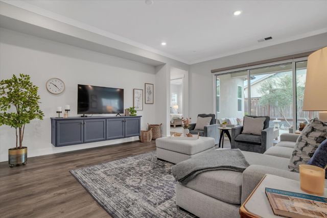 701 Victoria Dr, Manteca, CA 95336