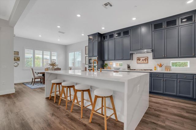 701 Victoria Dr, Manteca, CA 95336