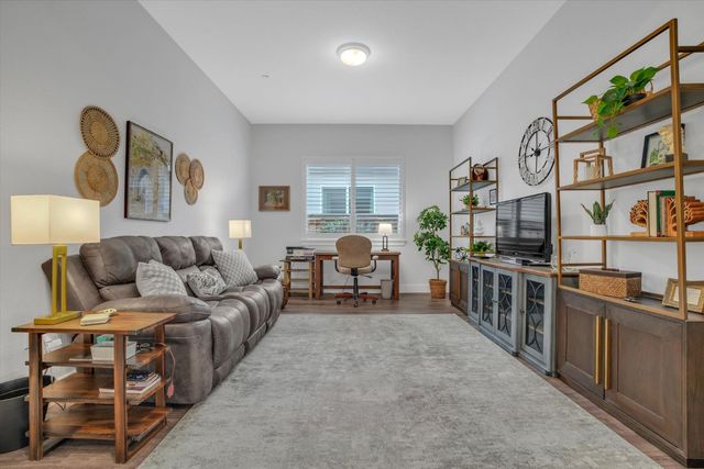 701 Victoria Dr, Manteca, CA 95336