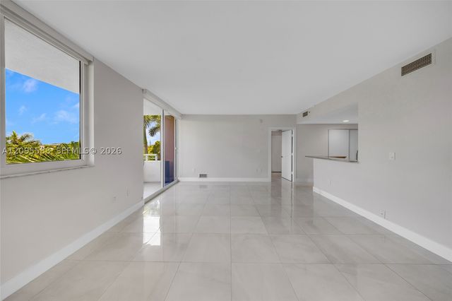 2775 NE 187th St 318, Aventura, FL 33180