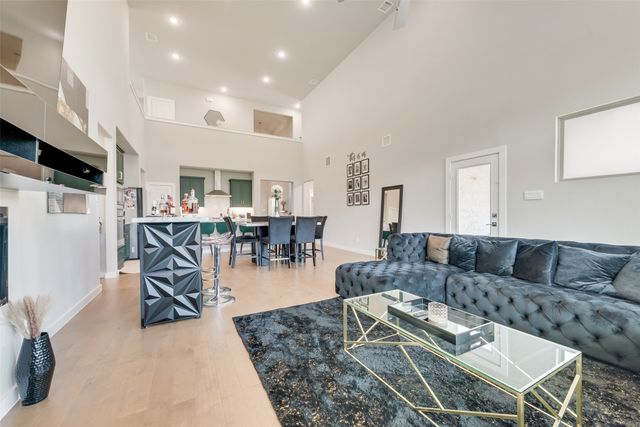 211 Coyote Creek Drive, Lavon, TX 75166