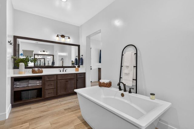 1715 N Renn Avenue, Clovis, CA 93619