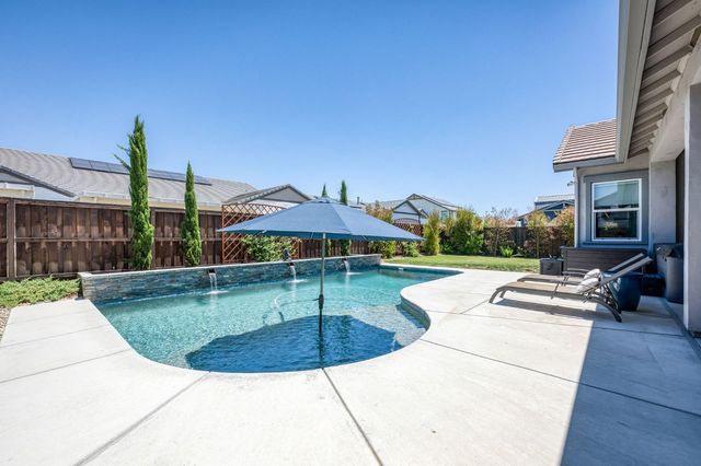 1715 N Renn Avenue, Clovis, CA 93619