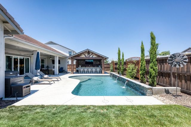 1715 N Renn Avenue, Clovis, CA 93619