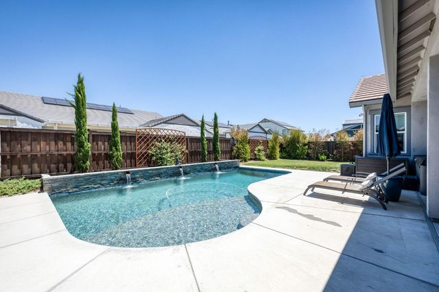 1715 N Renn Avenue, Clovis, CA 93619