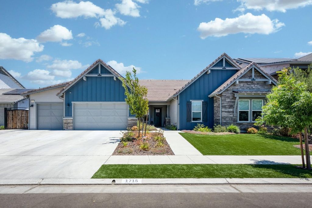 1715 N Renn Avenue, Clovis, CA 93619