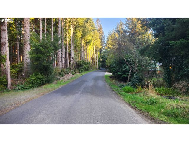 5046 N LOFTUS Rd, Florence, OR 97439