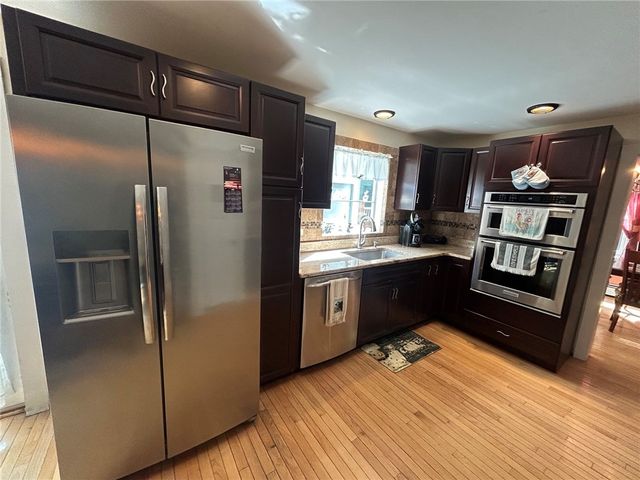 49 Captains Circle, Tiverton, RI 02878