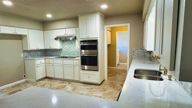 107 S Royal Oaks Rd, Kerrville, TX 78028