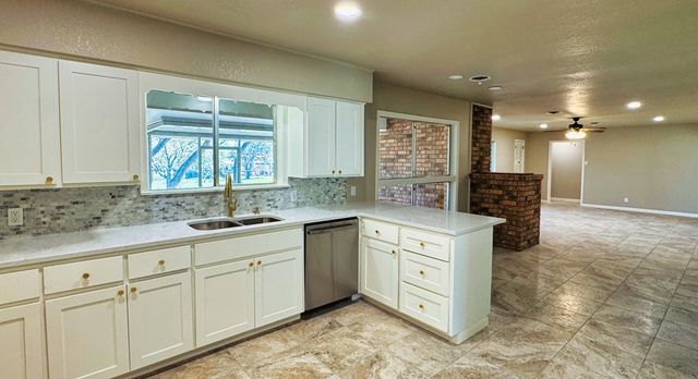 107 S Royal Oaks Rd, Kerrville, TX 78028