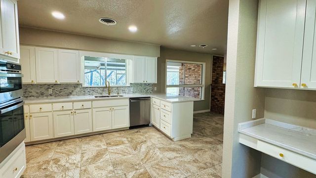 107 S Royal Oaks Rd, Kerrville, TX 78028