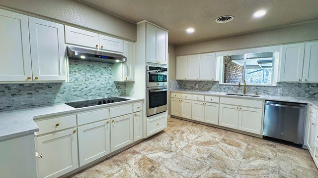 107 S Royal Oaks Rd, Kerrville, TX 78028