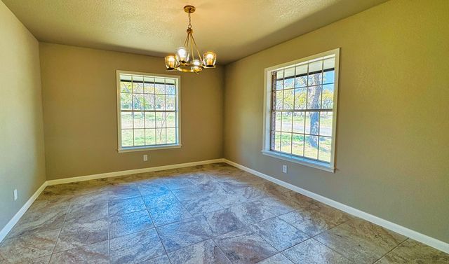 107 S Royal Oaks Rd, Kerrville, TX 78028