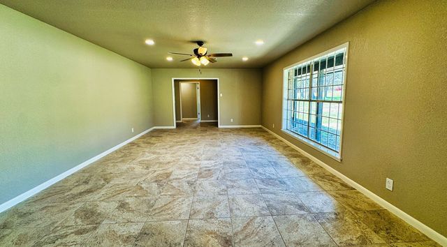 107 S Royal Oaks Rd, Kerrville, TX 78028