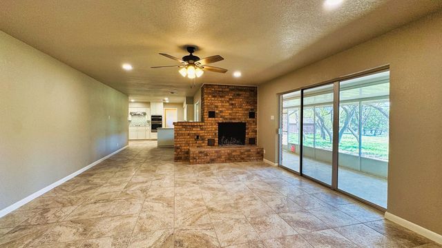 107 S Royal Oaks Rd, Kerrville, TX 78028