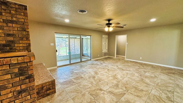 107 S Royal Oaks Rd, Kerrville, TX 78028