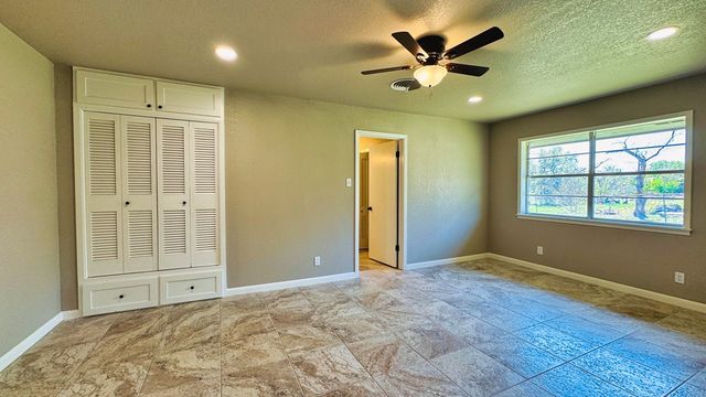 107 S Royal Oaks Rd, Kerrville, TX 78028