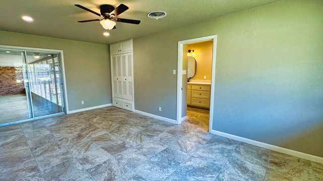 107 S Royal Oaks Rd, Kerrville, TX 78028