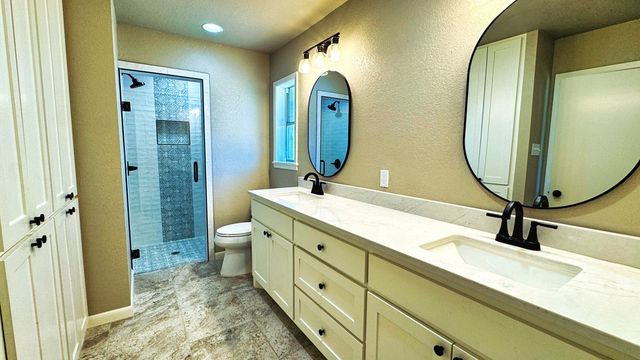 107 S Royal Oaks Rd, Kerrville, TX 78028