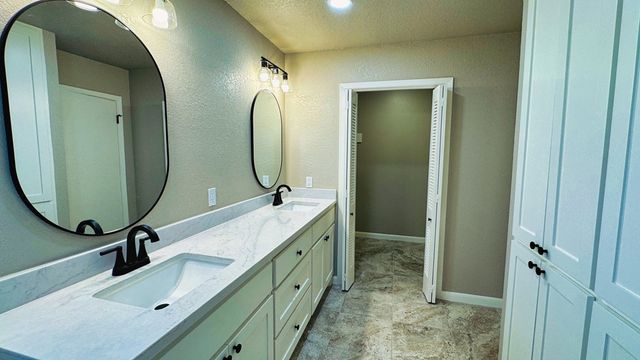 107 S Royal Oaks Rd, Kerrville, TX 78028